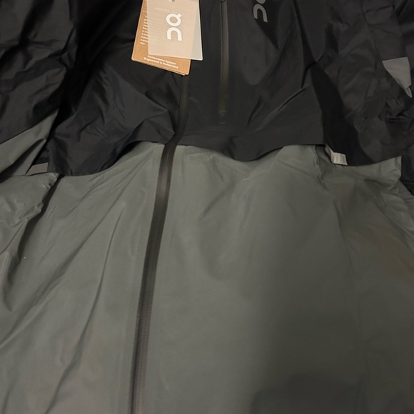 On Running Men's Performance Jacket in Black - Picture 2 of 2